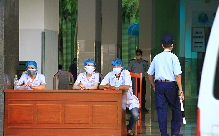 [Ảnh] Bệnh viện Đà Nẵng chính thức phong tỏa, cách ly hơn 6.000 người - Ảnh 8