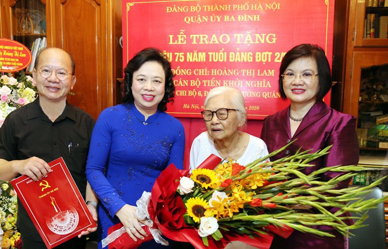 Phó Bí thư Thường trực Thành ủy Ngô Thị Thanh Hằng trao Huy hiệu 75 năm tuổi Đảng cho đảng viên lão thành - Ảnh 1