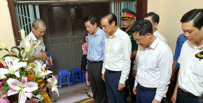 Lãnh đạo thành phố thăm các gia đình liệt sỹ hy sinh khi làm nhiệm vụ tại xã Đồng Tâm - Ảnh 2