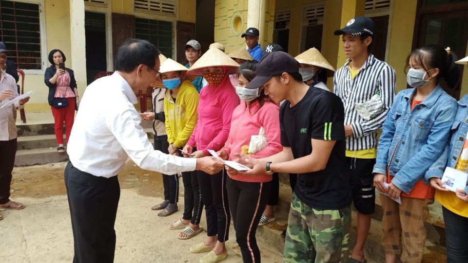Cơ quan Trung ương Hội Nhà báo Việt Nam: Kết nối tình người sau lũ dữ - Ảnh 4