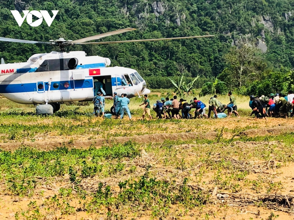Máy bay trực thăng chuyển hàng hóa cứu trợ xã bị cô lập do mưa lũ ở Quảng Trị - Ảnh 7