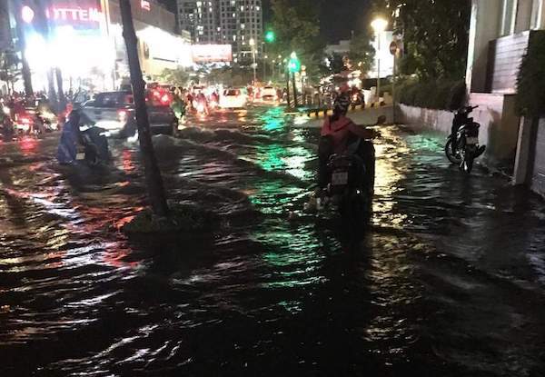 TP Hồ Chí Minh mưa lớn, hàng loạt tuyến đường ngập nặng - Ảnh 2