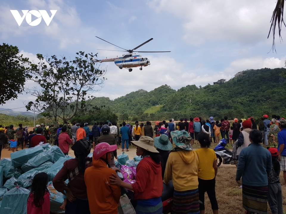 Máy bay trực thăng chuyển hàng hóa cứu trợ xã bị cô lập do mưa lũ ở Quảng Trị - Ảnh 8