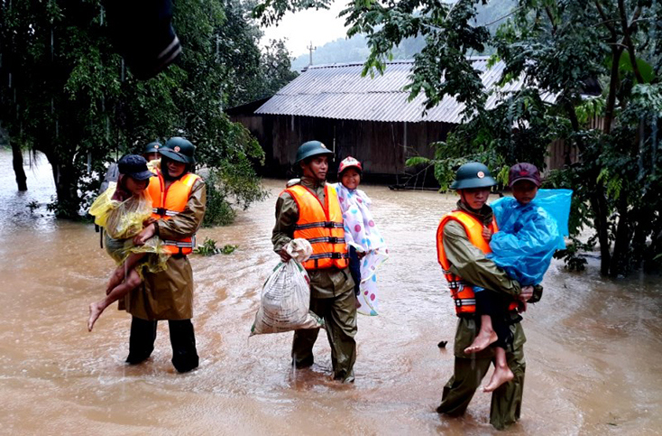Lũ lụt miền Trung: Lũ vượt mốc lịch sử, 8 người thiệt mạng - Ảnh 10