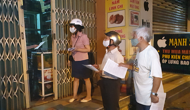 Đà Nẵng: Cán bộ phường xuyên đêm tuyên truyền người dân khu phong tỏa - Ảnh 1
