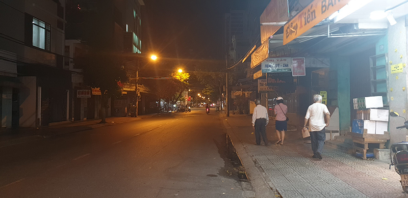 Đà Nẵng: Cán bộ phường xuyên đêm tuyên truyền người dân khu phong tỏa - Ảnh 3