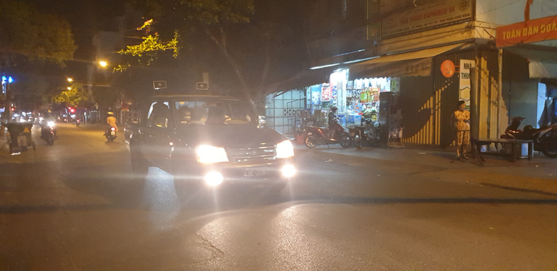 Đà Nẵng: Cán bộ phường xuyên đêm tuyên truyền người dân khu phong tỏa - Ảnh 4