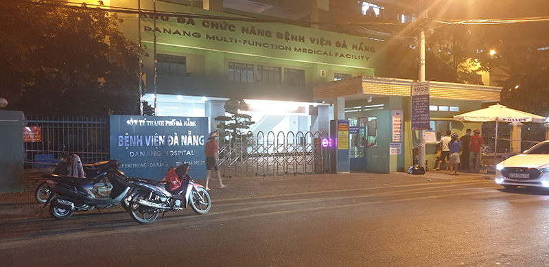 Đà Nẵng: Cán bộ phường xuyên đêm tuyên truyền người dân khu phong tỏa - Ảnh 5