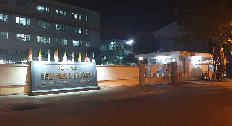 Đà Nẵng: Cán bộ phường xuyên đêm tuyên truyền người dân khu phong tỏa - Ảnh 6
