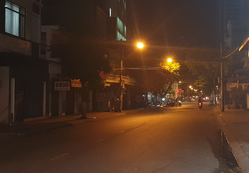 Đà Nẵng: Cán bộ phường xuyên đêm tuyên truyền người dân khu phong tỏa - Ảnh 7