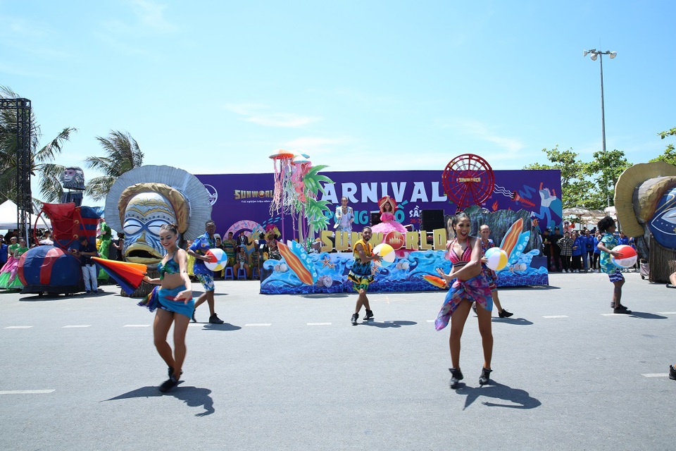 Phấn khích với không khí Carnival rực rỡ sắc màu tại thành phố biển Sầm Sơn - Ảnh 1