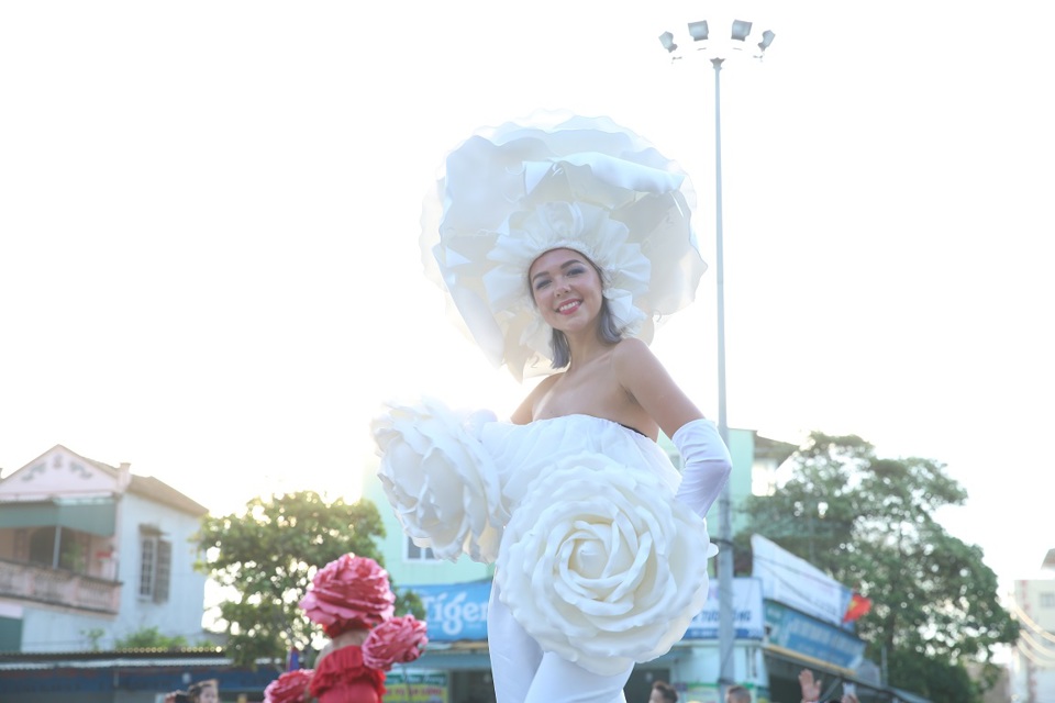 Phấn khích với không khí Carnival rực rỡ sắc màu tại thành phố biển Sầm Sơn - Ảnh 3