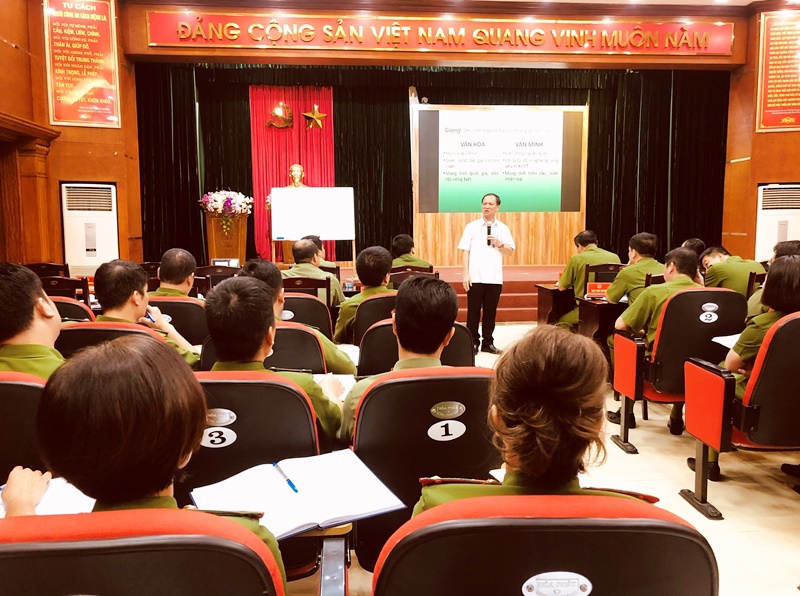 Công an quận Thanh Xuân nâng cao kỹ năng, văn hóa ứng xử - Ảnh 1