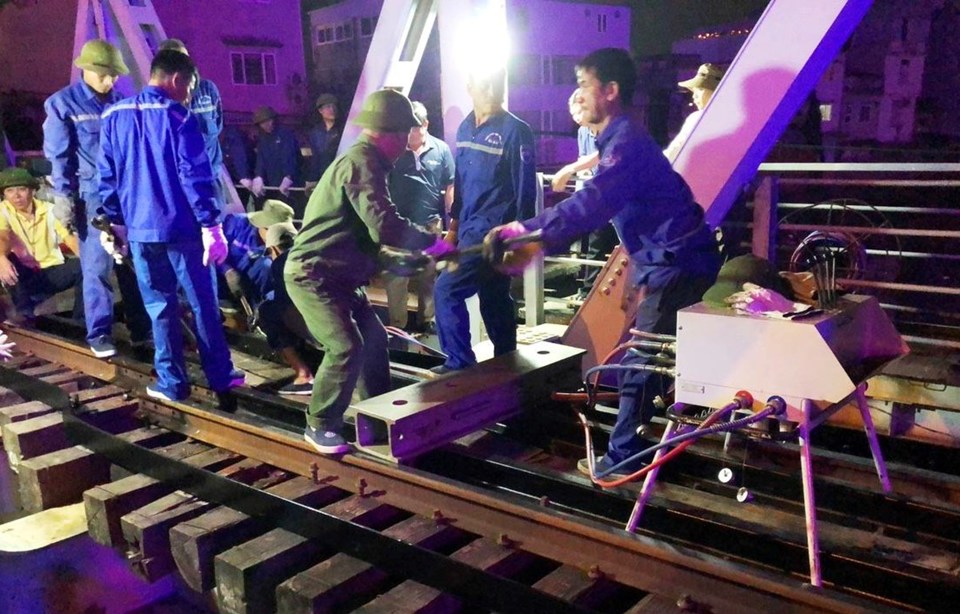 Đề nghị điều tra, xử lý nghiêm vụ sà lan va chạm gây hư hại cầu đường sắt Tam Bạc - Ảnh 1