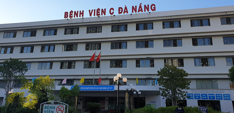 Cận cảnh Bệnh viện C Đà Nẵng bị “phong tỏa”, người nhà tiếp tế nhu yếu phẩm cho bệnh nhân - Ảnh 1
