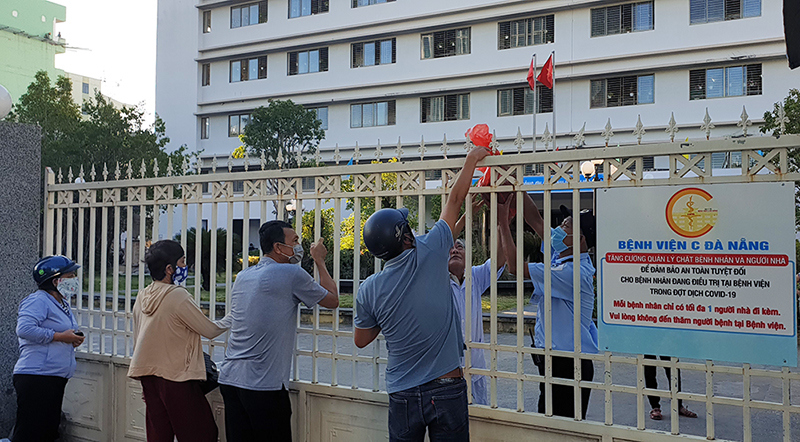 Cận cảnh Bệnh viện C Đà Nẵng bị “phong tỏa”, người nhà tiếp tế nhu yếu phẩm cho bệnh nhân - Ảnh 3