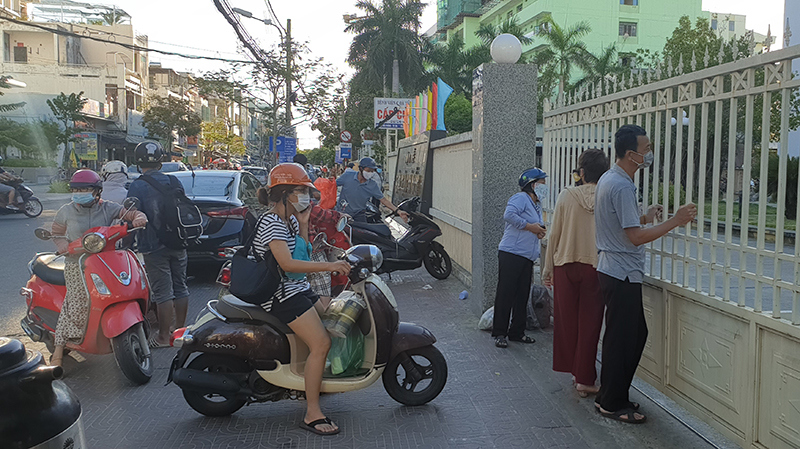 Cận cảnh Bệnh viện C Đà Nẵng bị “phong tỏa”, người nhà tiếp tế nhu yếu phẩm cho bệnh nhân - Ảnh 2