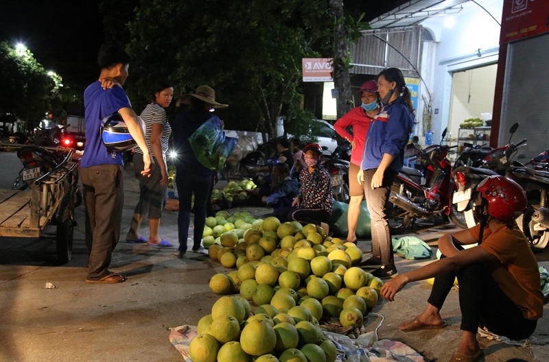 Hà Tĩnh: Chợ đêm bán trái cây "gây nghiện” - Ảnh 9