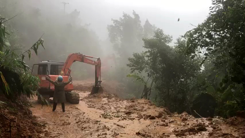 Phó Thủ tướng Thường trực Trương Hòa Bình: Khẩn trương triển khai các giải pháp khắc phục hậu quả mưa lũ - Ảnh 1
