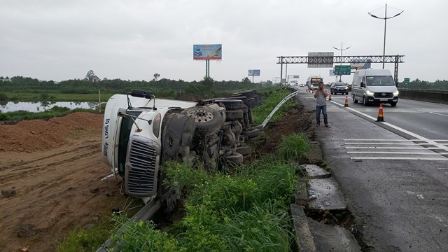 Tai nạn giao thông mới nhất hôm nay 7/10: Xe khách tông xe tải, 1 người tử vong, 19 người bị thương - Ảnh 3