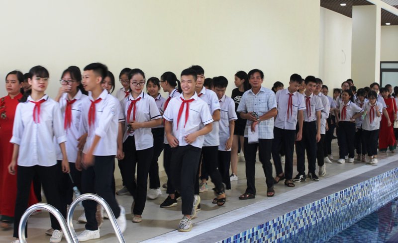 Quận Thanh Xuân: Gắn biển công trình Trường THPT Khương Đình chào mừng Đại hội Đảng bộ quận - Ảnh 7