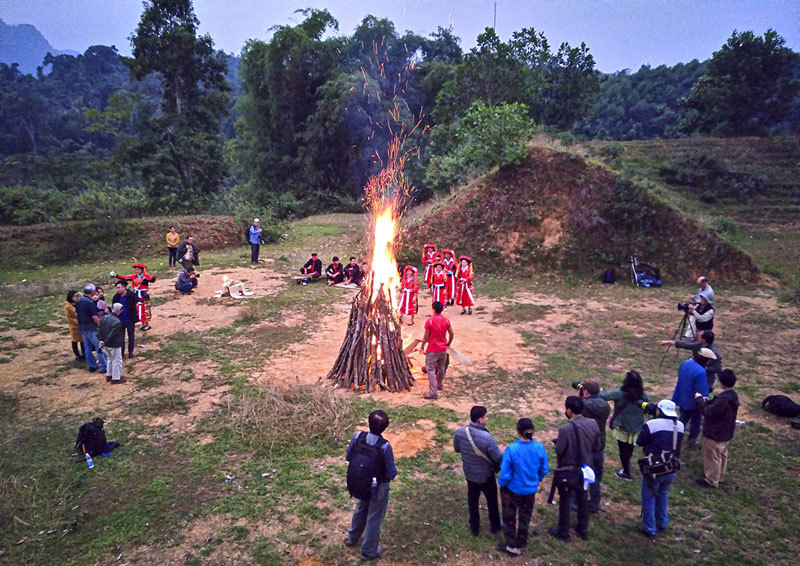 Độc đáo lễ hội nhảy lửa của tộc người Pà Thẻn - Ảnh 1