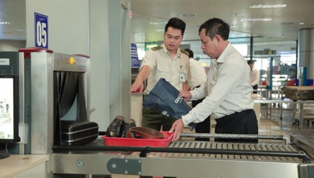 Phát hiện 2 du khách Trung Quốc nhập cảnh trái phép, dùng giấy tờ giả định đi máy bay - Ảnh 1