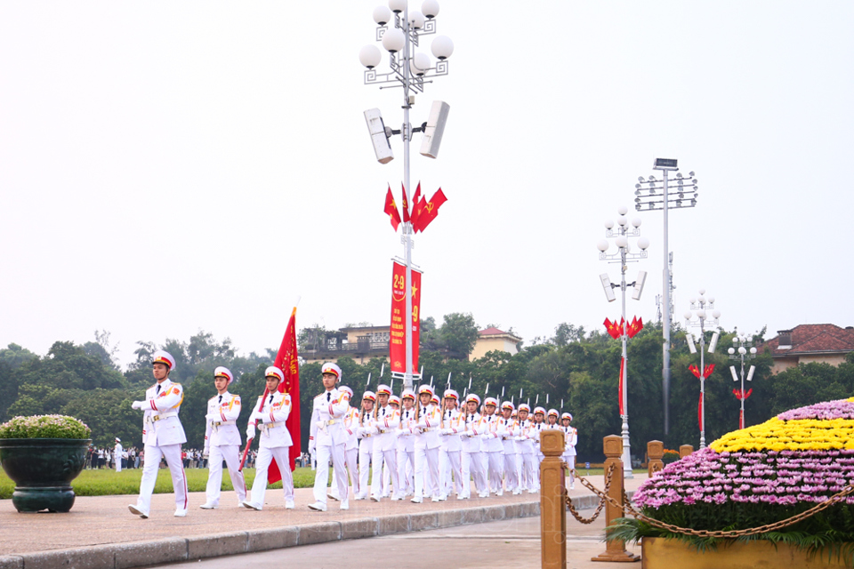 [Ảnh] Sáng 2/9/2020, xúc động lễ chào cờ trước Lăng Chủ tịch Hồ Chí Minh - Ảnh 4