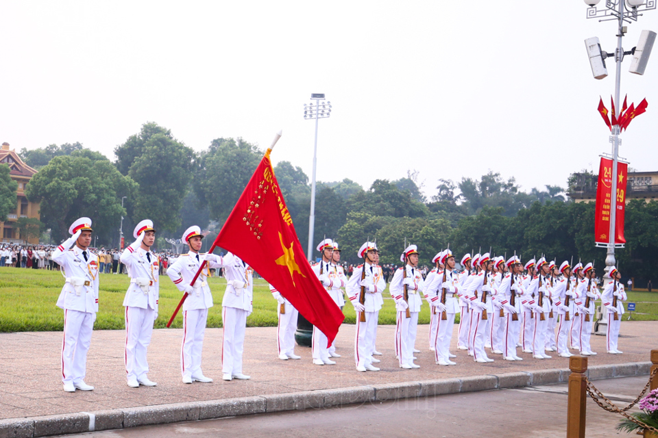 [Ảnh] Sáng 2/9/2020, xúc động lễ chào cờ trước Lăng Chủ tịch Hồ Chí Minh - Ảnh 6
