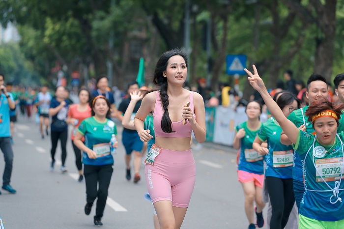 Dàn Hoa hậu nổi bật trên cung đường chạy giải VPBank Hanoi Marathon ASEAN 2020 - Ảnh 1