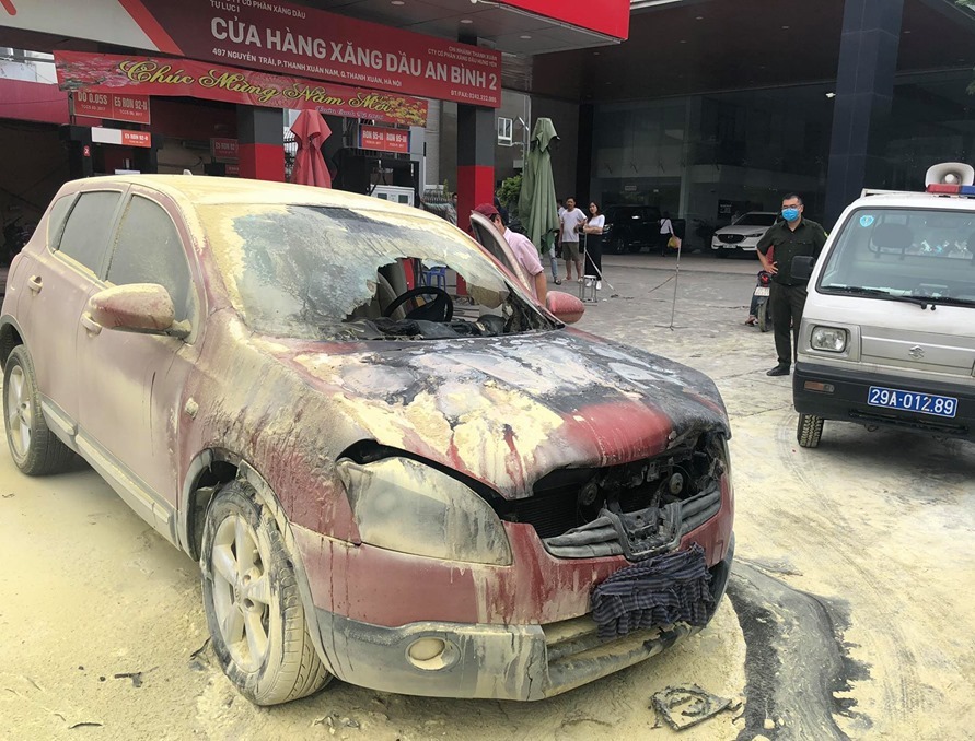 Hà Nội: Vào đổ xăng, ô tô Nissan bất ngờ cháy dữ dội - Ảnh 3