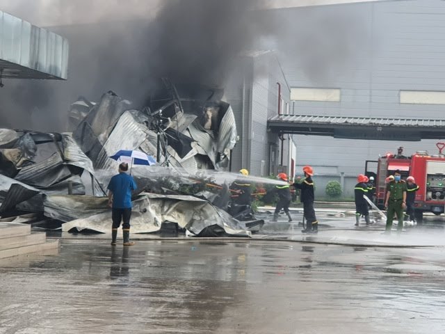 Cháy lớn tại xưởng sơn ở Khu Công nghiệp Yên Phong, tỉnh Bắc Ninh - Ảnh 3