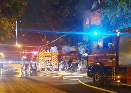 Hà Nội: Điều tra nguyên nhân vụ cháy nhà trên phố Tam Trinh - Ảnh 1