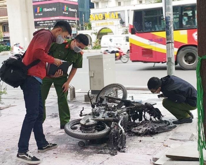 Hà Nội: Làm rõ vụ xe máy cháy trơ khung trên đường Nguyễn Trãi lúc rạng sáng - Ảnh 1