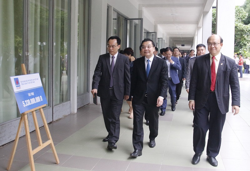 Hãy đón xem bức ảnh của Chủ tịch UBND TP Hà Nội, người đang dẫn dắt thành phố ngày càng trở nên hiện đại và phát triển. Với những giải pháp thành thực và triển khai hiệu quả, ông đã thể hiện sự tận tâm và năng lực của một lãnh đạo tài ba.