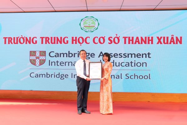 Trường THCS công lập đầu tiên của Việt Nam được chứng nhận quốc tế Cambridge - Ảnh 1