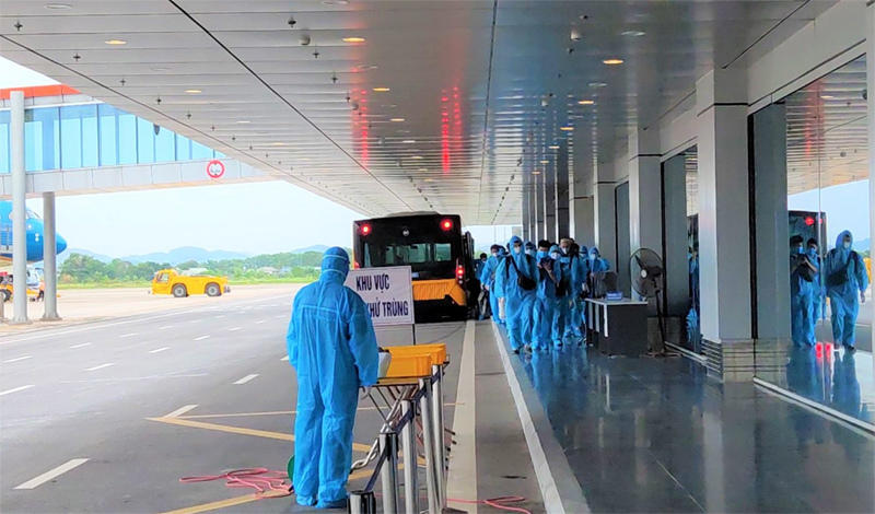 Chuyến bay chở 150 chuyên gia Nhật Bản hạ cánh tại sân bay Vân Đồn - Ảnh 2
