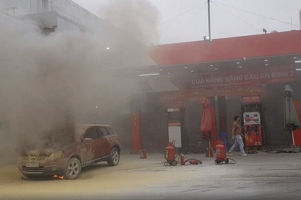 Hà Nội: Vào đổ xăng, ô tô Nissan bất ngờ cháy dữ dội - Ảnh 1