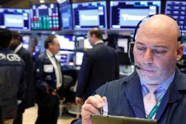 Chứng khoán Mỹ bứt phá cuối phiên, Dow Jones hồi phục gần 300 điểm - Ảnh 1
