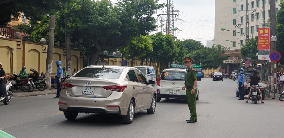 Công an quận Hai Bà Trưng quyết liệt xử lý vi phạm trật tự đô thị - Ảnh 1