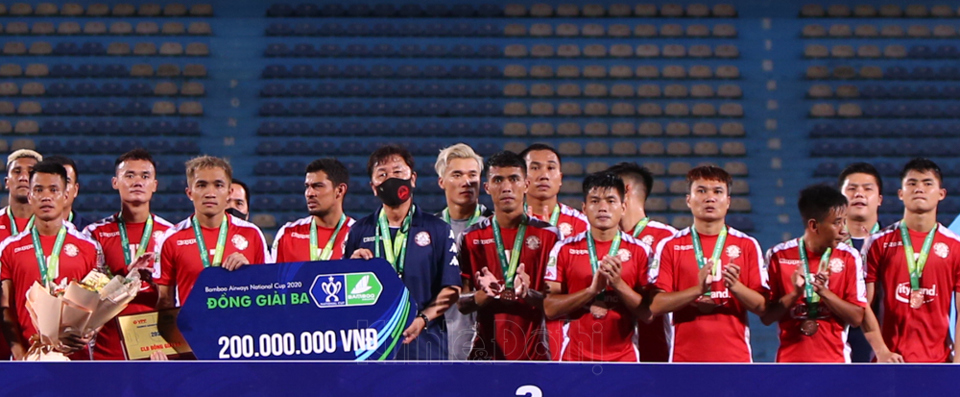 [Ảnh] Công Phượng và đồng đội buồn bã lên nhận huy chương đồng sau trận thua Hà Nội FC - Ảnh 12