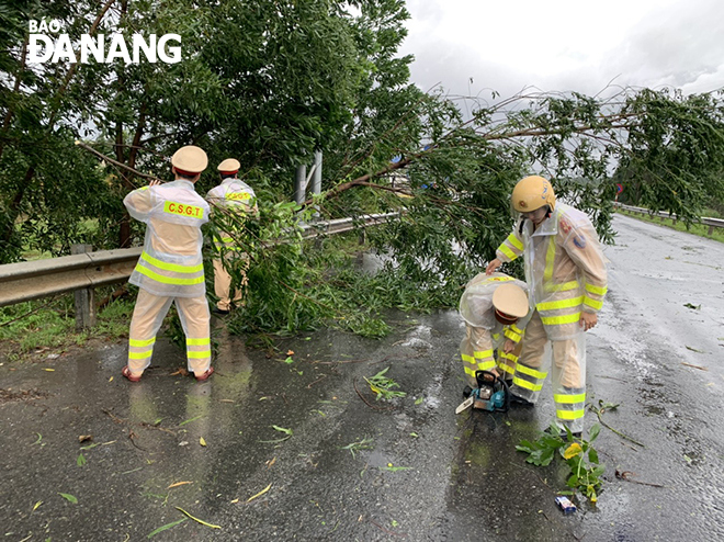 Bão hoành hành ở Quảng Nam- Quảng Ngãi, lũ lên nhanh, nguy cơ sạt lở lớn, nhiều người thương vong - Ảnh 39