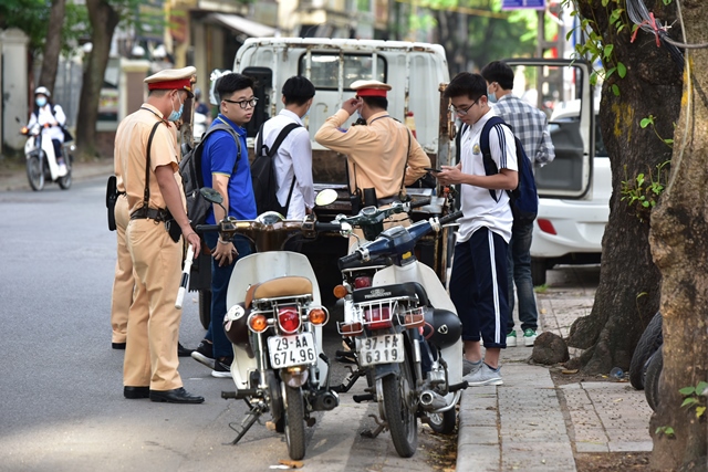 Hà Nội: Ra quân xử lý học sinh, sinh viên vi phạm luật giao thông - Ảnh 6