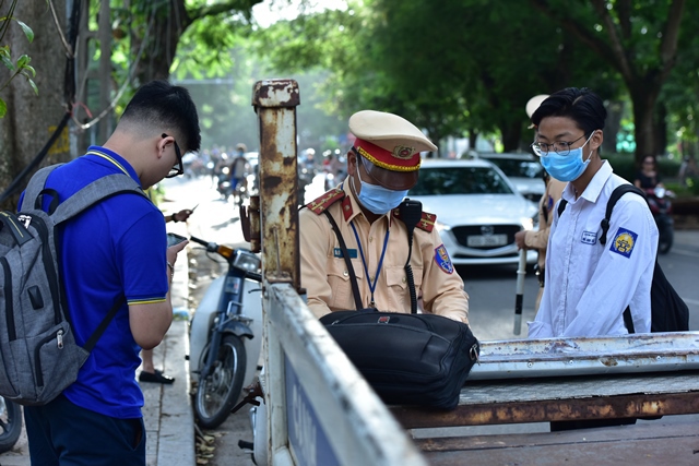 Hà Nội: Ra quân xử lý học sinh, sinh viên vi phạm luật giao thông - Ảnh 7