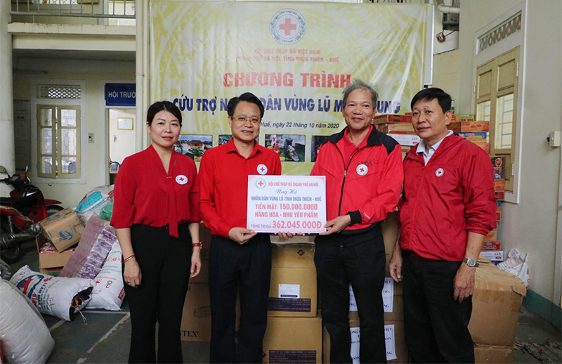 Hội Chữ thập đỏ Hà Nội tiếp tục kêu gọi cộng đồng chung tay hỗ trợ người dân miền Trung - Ảnh 1