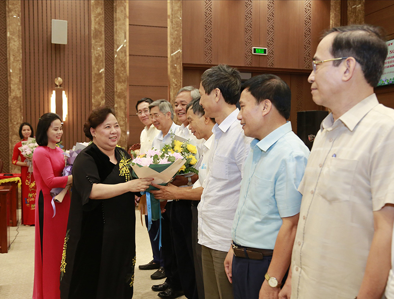 Thành ủy Hà Nội gặp mặt 78 cán bộ không đủ tuổi tái cử cấp ủy, chính quyền nhiệm kỳ mới - Ảnh 4