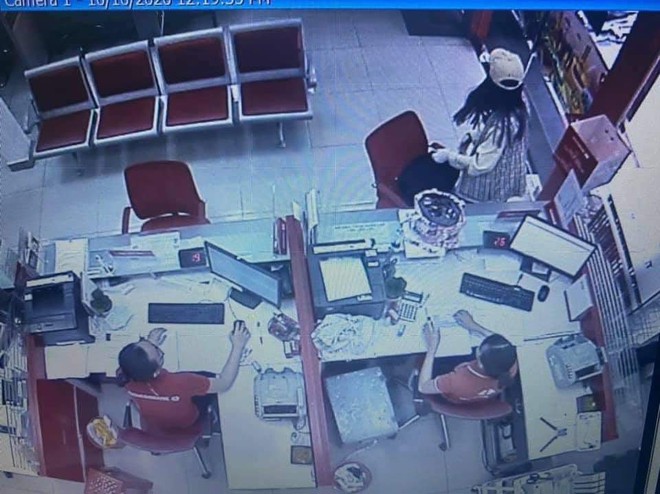TP Hồ Chí Minh: Đã bắt được người phụ nữ cướp 2 tỷ đồng ở chi nhánh ngân hàng Techcombank - Ảnh 1