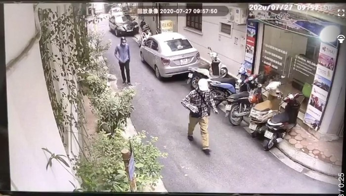 Công an Hà Nội công bố hình ảnh 2 tên cướp ngân hàng ở Huỳnh Thúc Kháng - Ảnh 2