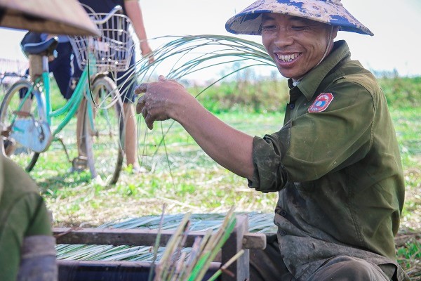 Hà Tĩnh: Người dân giữa “Ốc đảo” Hồng Lam, rộn ràng vào mùa thu hoạch cói - Ảnh 10