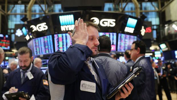 Chứng khoán Mỹ: Tăng trưởng GDP giảm kỷ lục, Dow Jones mất hơn 200 điểm - Ảnh 1